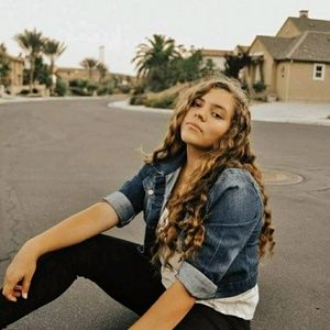 Meet your Posher, Alejandra